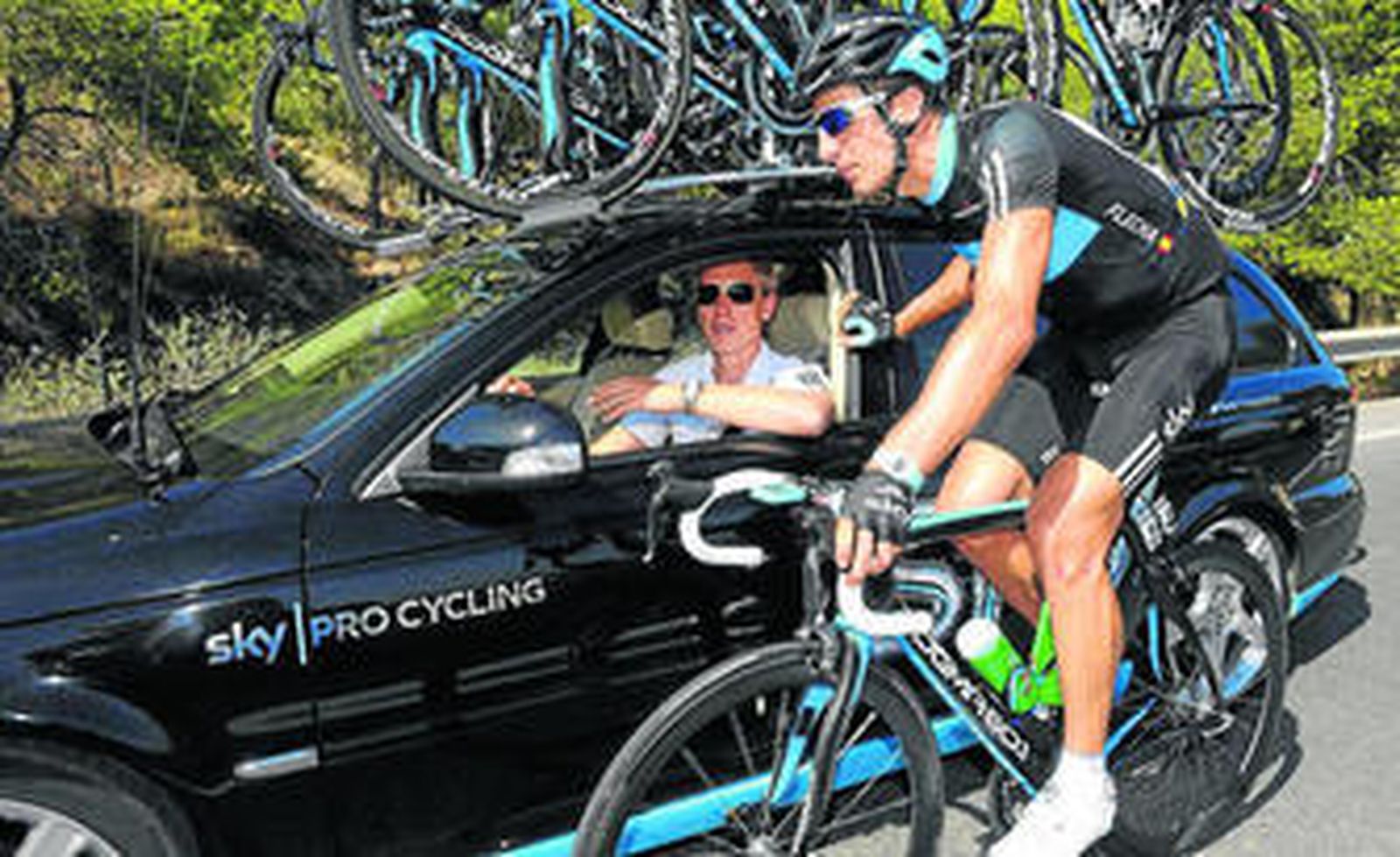 Flecha habla con el director del Sky poco antes de abandonar la carrera.