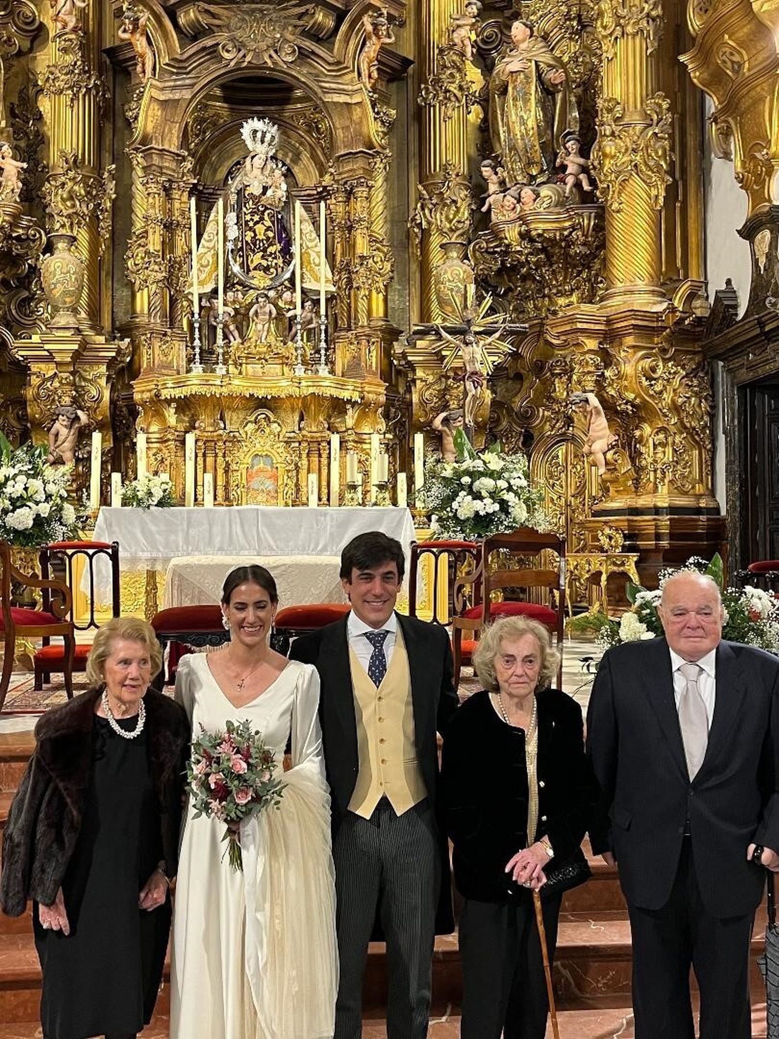 El nuevo matrimonio con sus abuelos, Pilar Lacalle, Marcelino Piquero y María Dolores García.