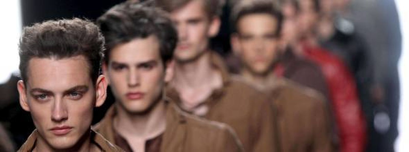 Modelos desfilan con propuestas de la colección primavera/verano 2013 de Emporio Armani en la Semana de la Moda Masculina de Milán. / EFE