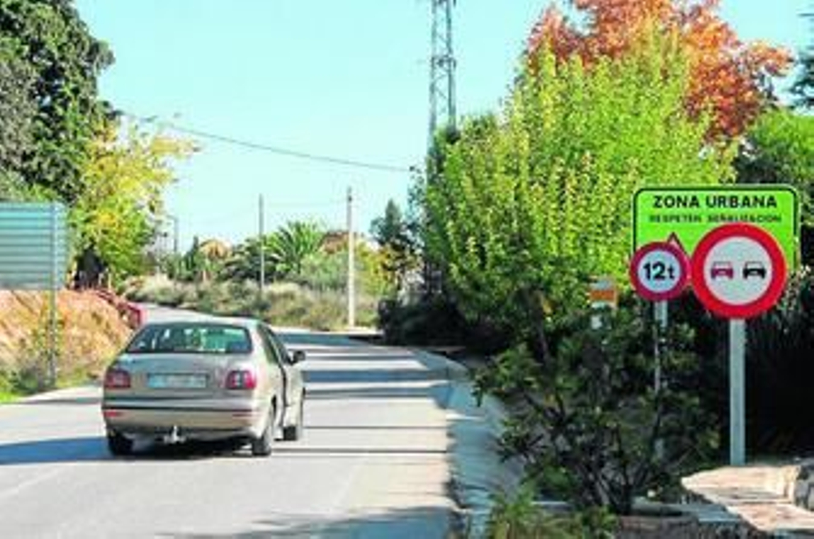 Acceso a la zona residencial de Campo de Aras y Cristo Marroquí de Lucena.