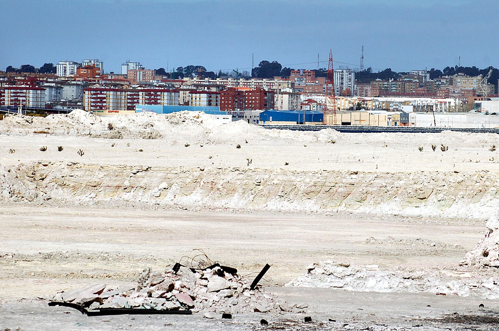 Balsas de fosfoyesos junto a la ciudad, que se divisa al fondo.