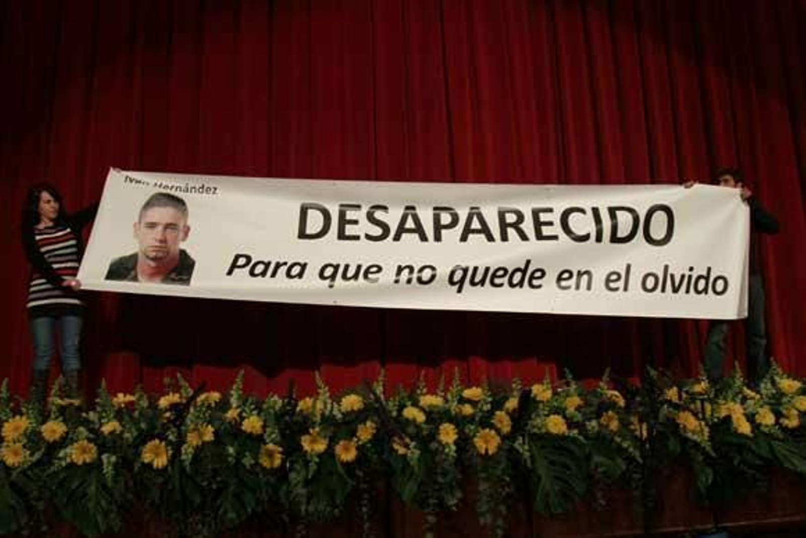 Una pancarta en el escenario quiso recordar al joven desaparecido Iván Fernández

Foto: Julio Gonzalez-Jesus Marin-Lourdes de Vicente
