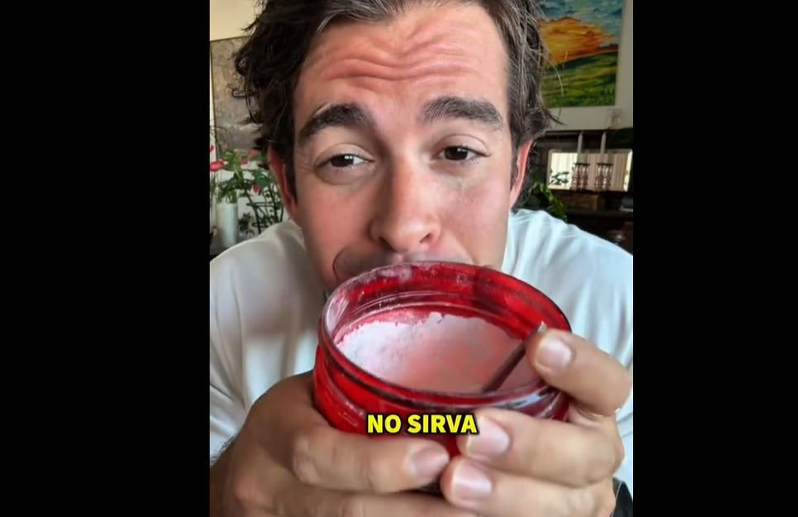 Aurelio Rojas con un bote de creatina