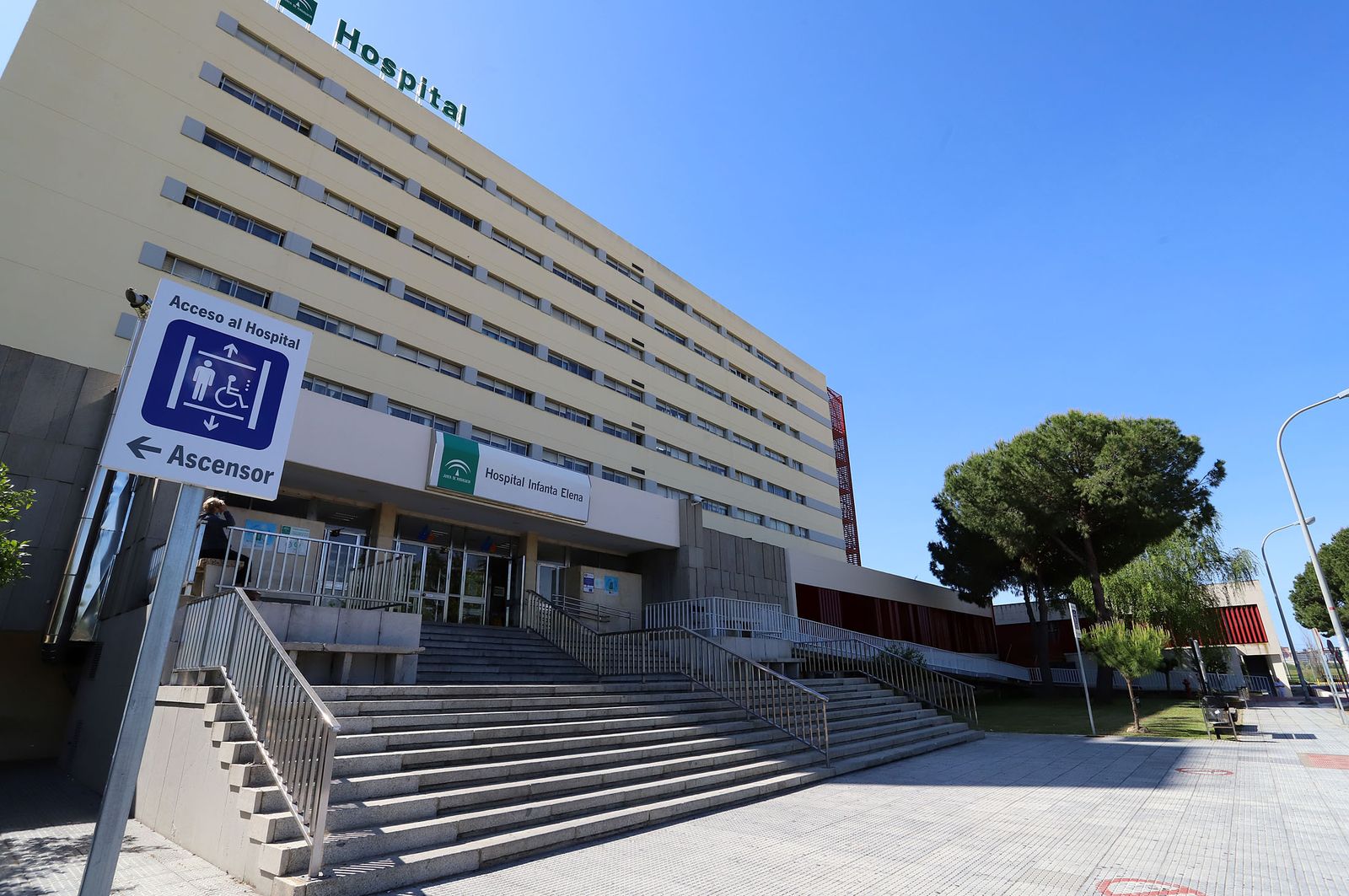 El Hospital Infanta Elena adopta nuevas medidas ante el aumento de casos.