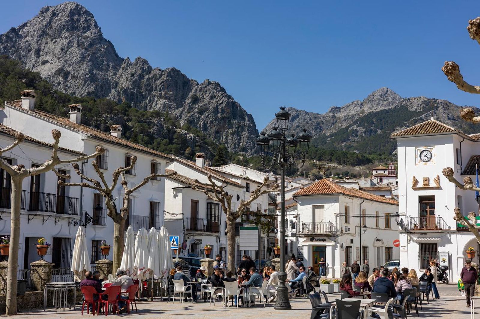 Bares y terrazas llenos, este domingo, en Grazalema.