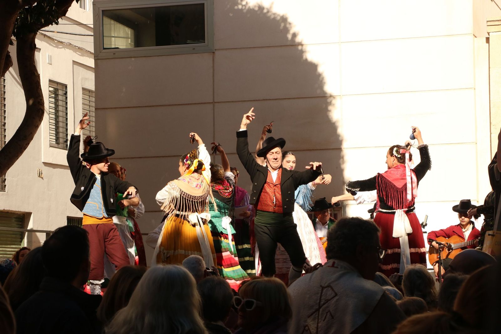 Así ha sido la bendición de las mascotas y la subasta de 'rabicos' en el casco histórico de Almería
