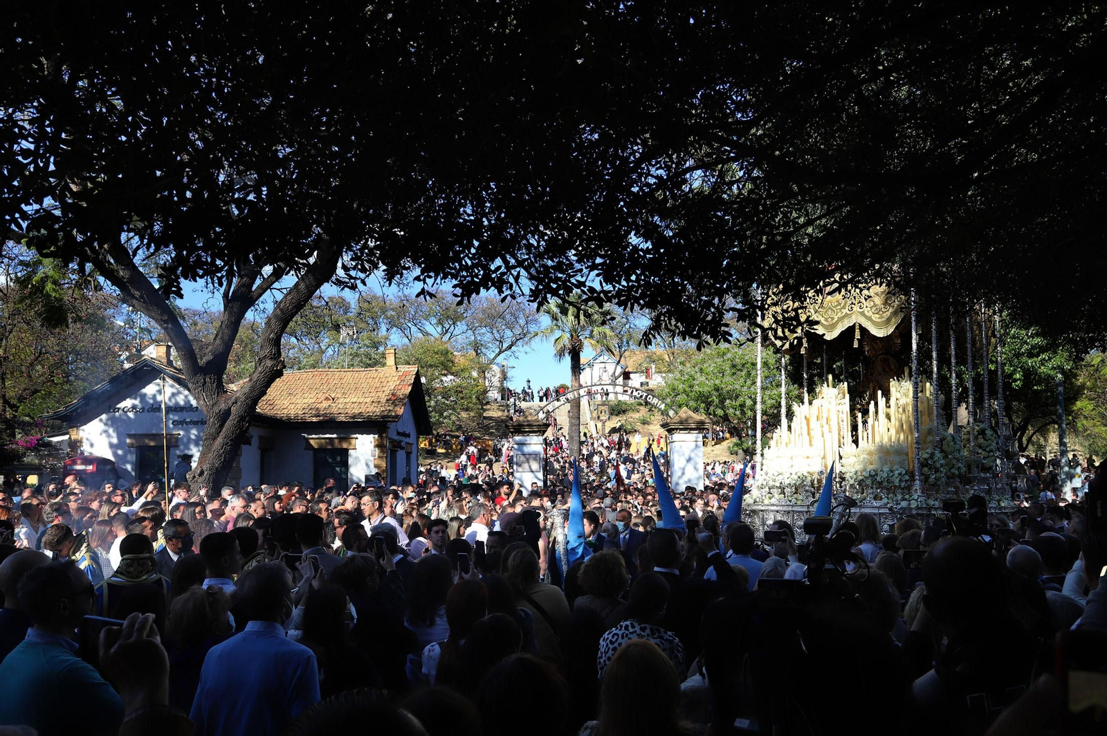 La Virgen de la Victoria sale del Barrio Obrero. La Virgen de la Victoria sale del Barrio Obrero.