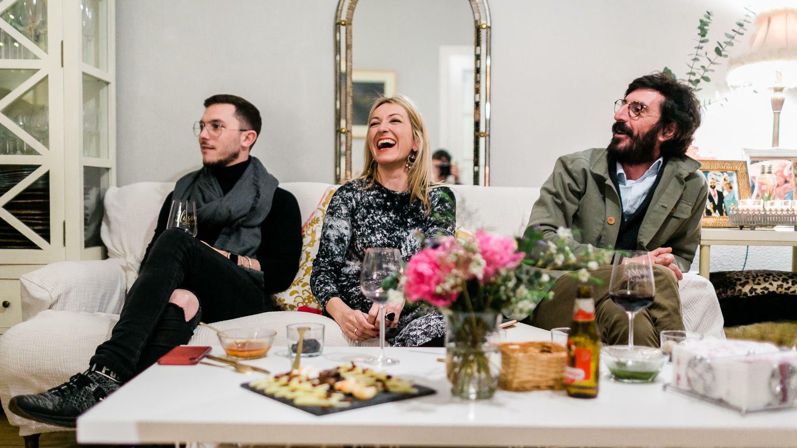 Esther Robles junto a García Forcada y otros invitados en su primer 'Ilusiones sobre la mesa'