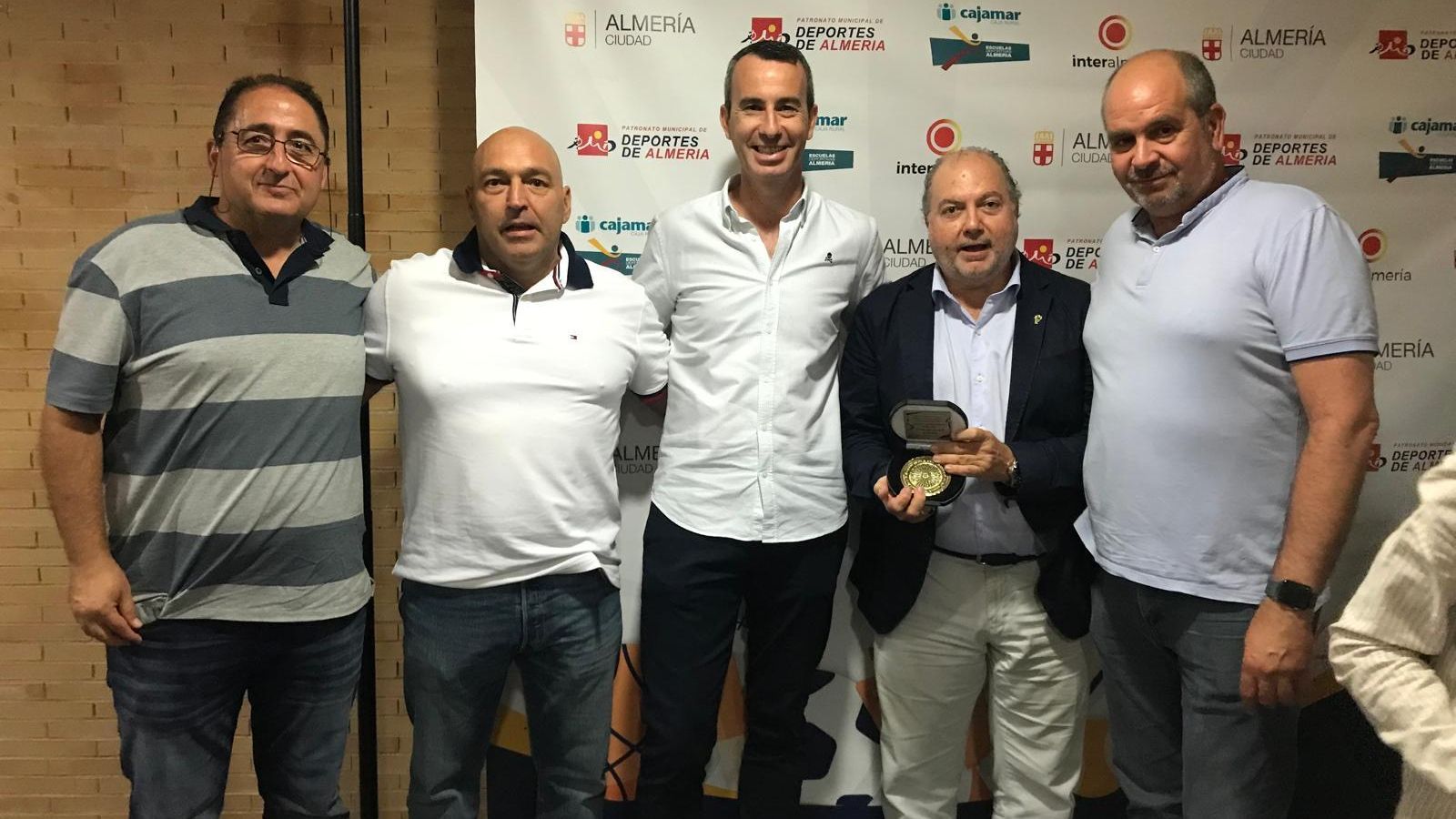 José Romera junto a varios miembros de su Junta Directiva en el CN Almería recogiendo un premio del Ayuntamiento