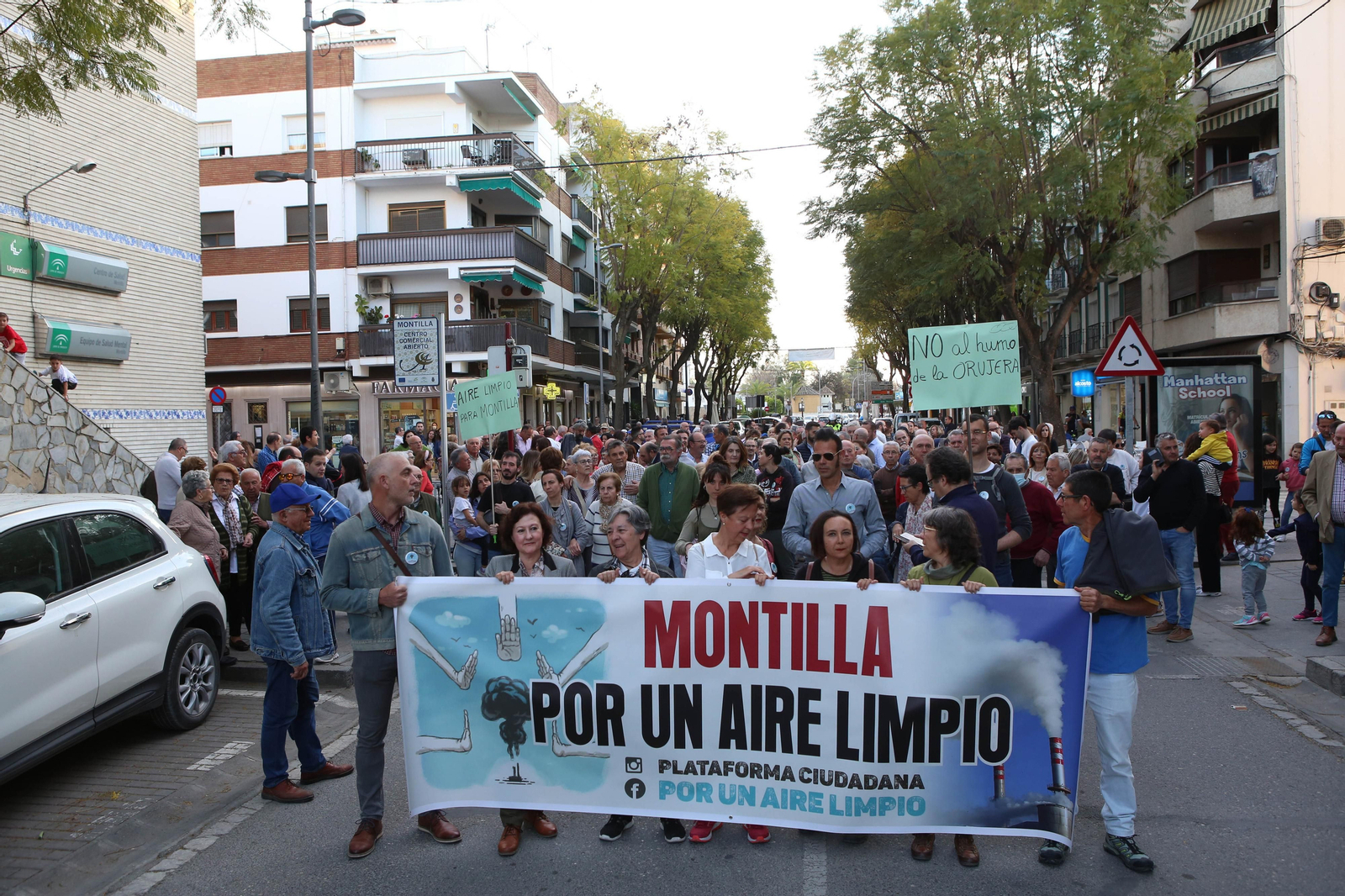 La manifestación de los vecinos de Montilla contra la orujera, en imágenes