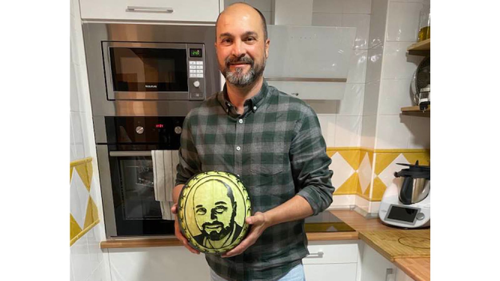 Miguel Alconchel, con la sandía con su cara.