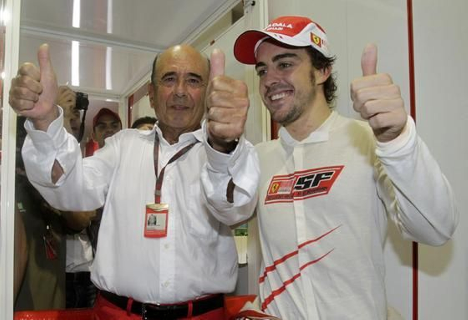 Fernando Alonso se acerca al liderato del Mundial tras ganar el Gran Premio de Singapur. / Reuters