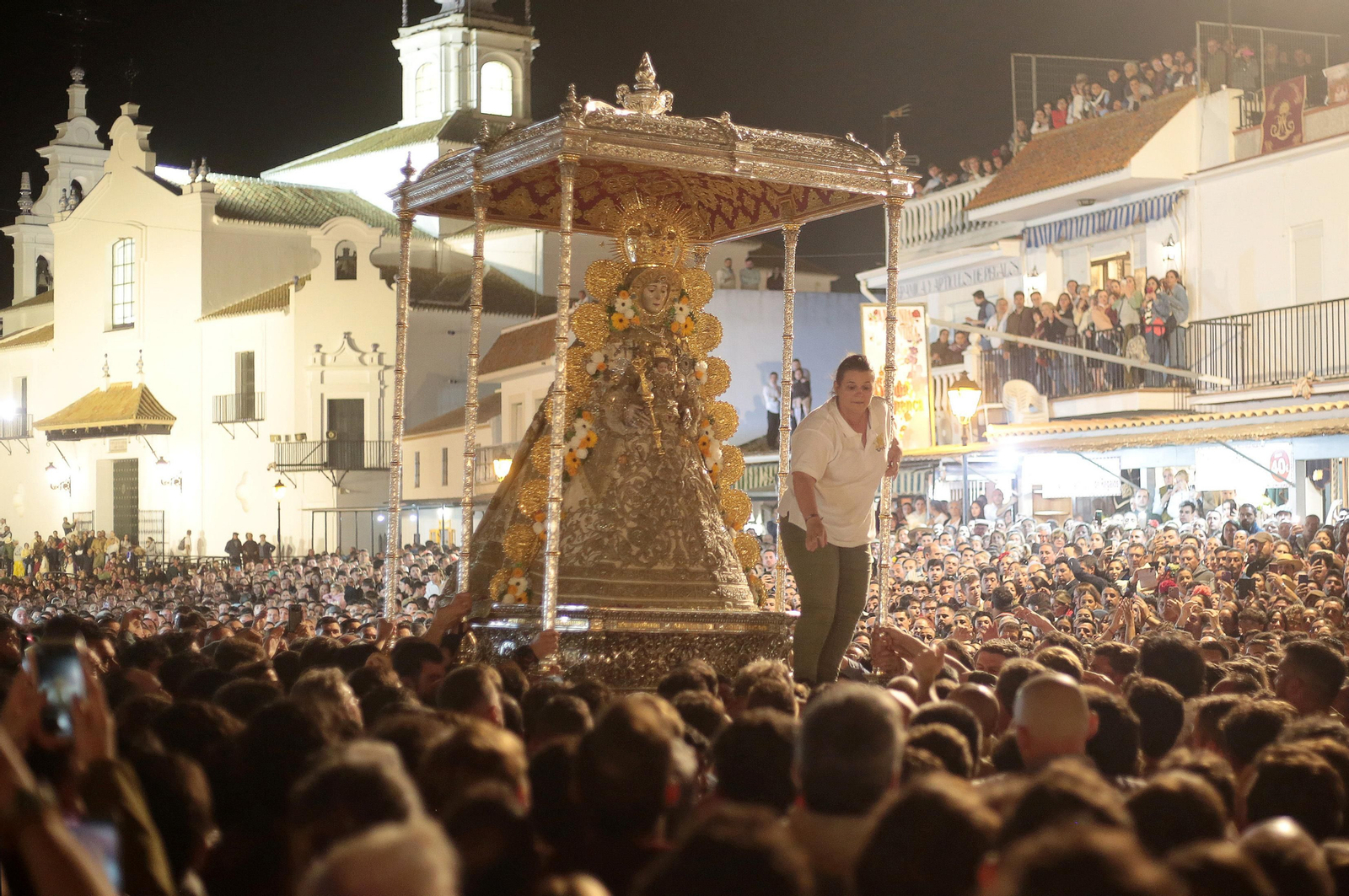 El Rocío 2023: Salto a la reja y procesión de la Virgen del Rocío en imágenes