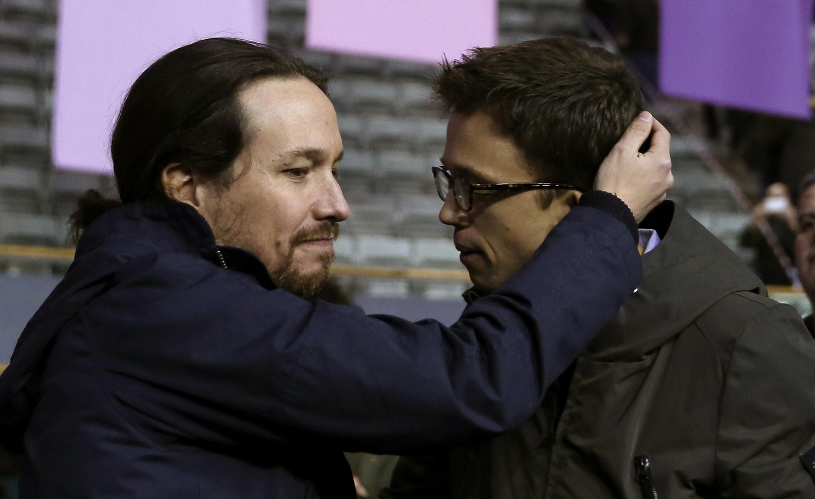 Pablo Iglesias abraza a Íñigo Errejón.