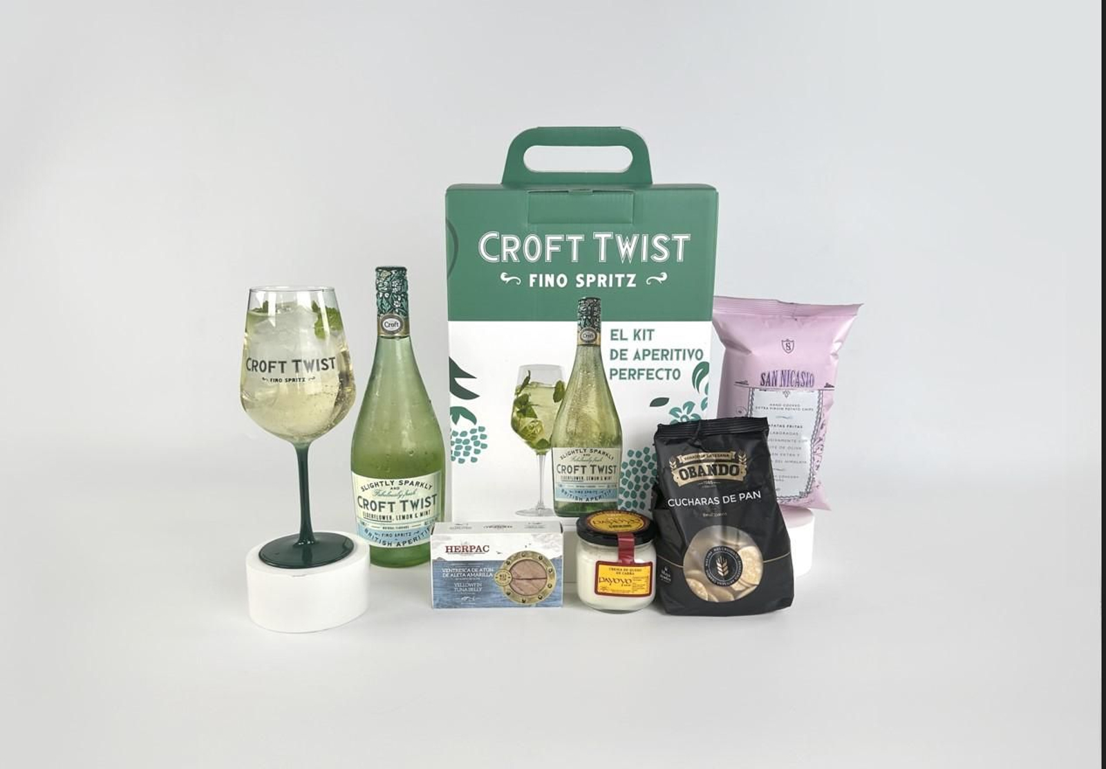 Botella y copa de Croft Twist junto a las marcas premium del kit de 'AperitiWow' Botella y copa de Croft Twist junto a las marcas premium del kit de 'AperitiWow'