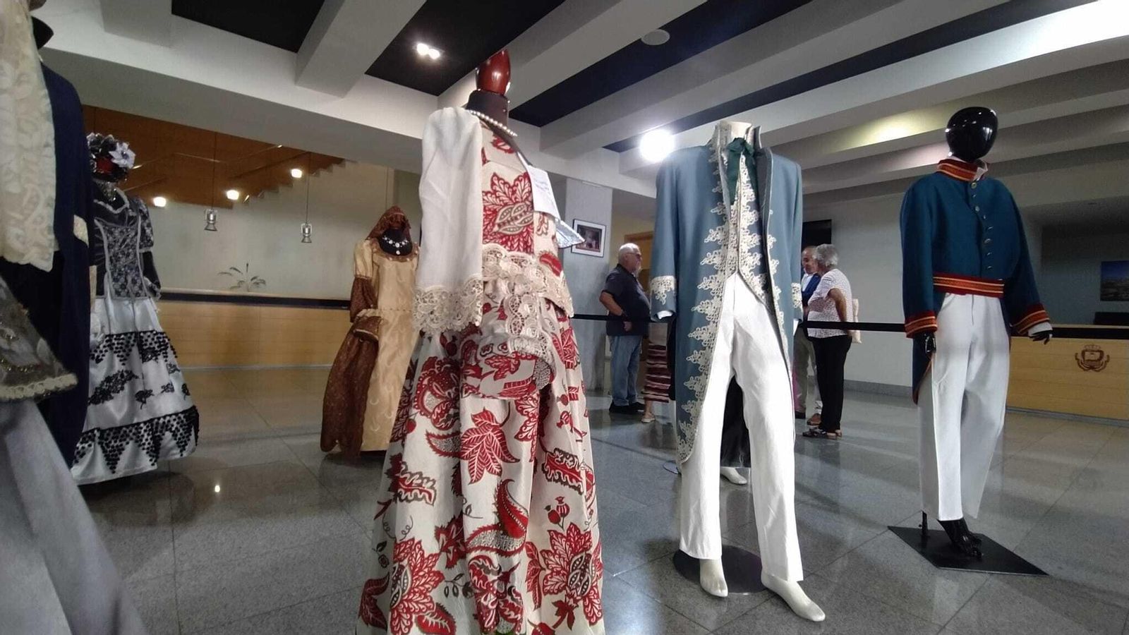 Exposición de trajes de época de la asociación histórico cultural 24 de Septiembre de San Fernando.