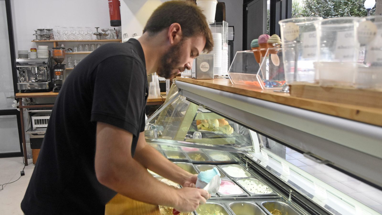 Preparación de una tarrina en Helados Navarro, en la zona de las Ollerías.