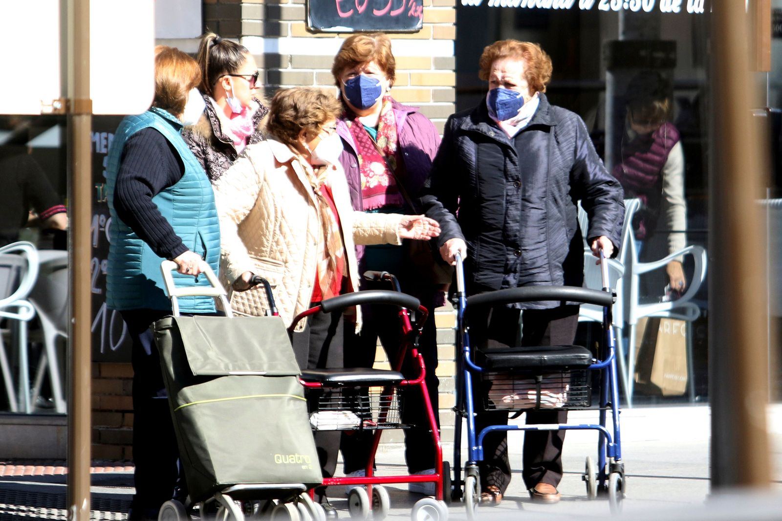 Aún hay granadinos que, pese a que ya no es obligatoria, siguen usando la mascarilla en exteriores.