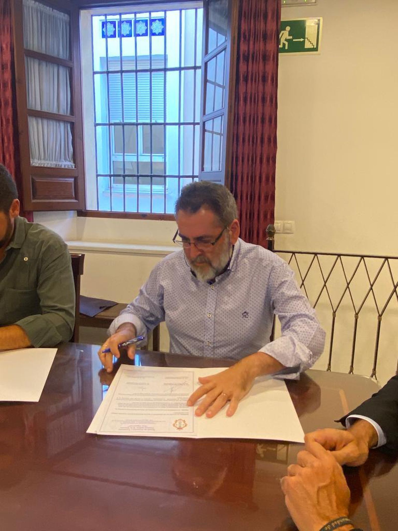 Dionisio Buñuel, director de Las Cigarreras, en la firma del contrato