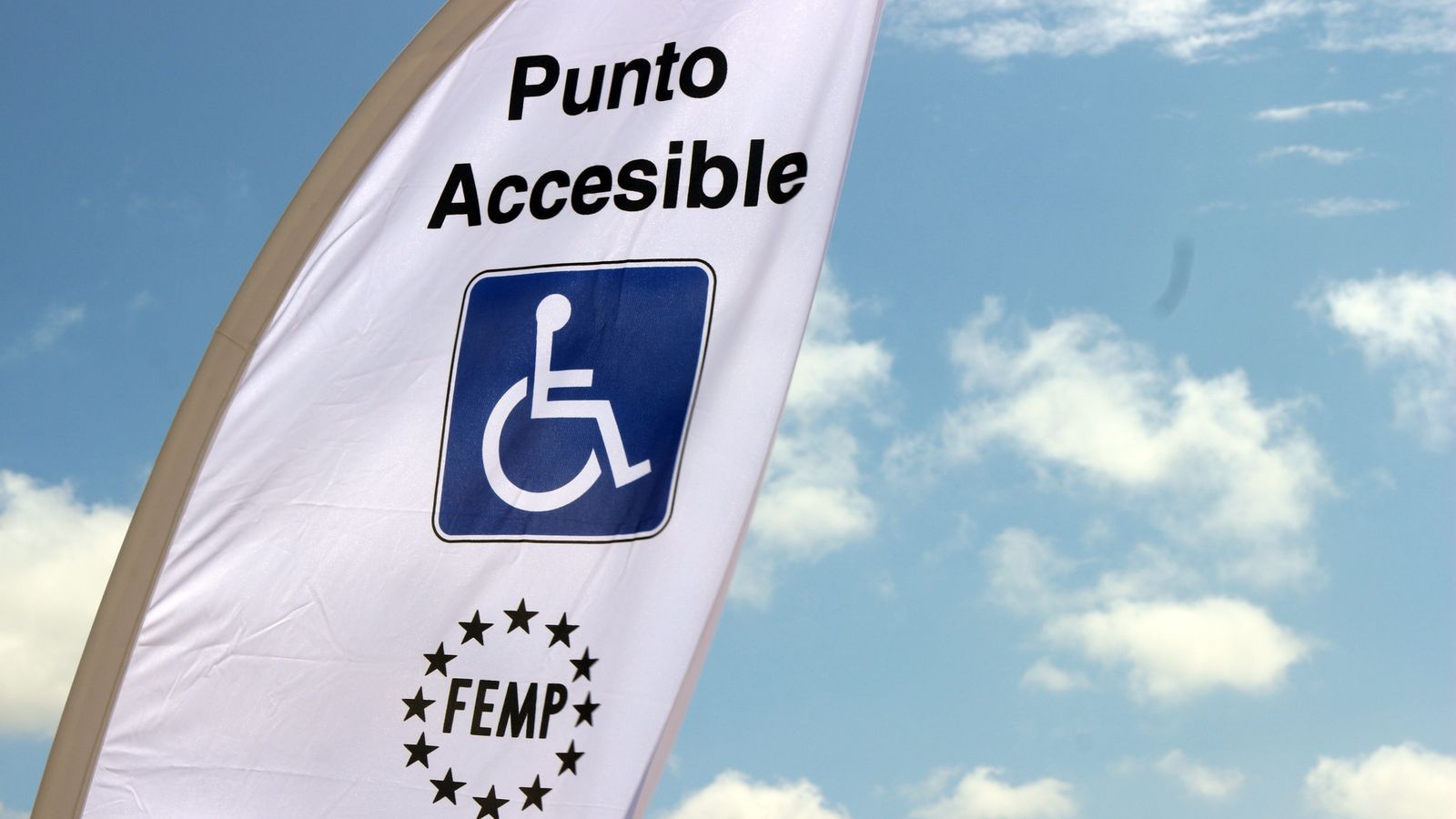 Banderola que señala La Cachucha como un espacio accesible