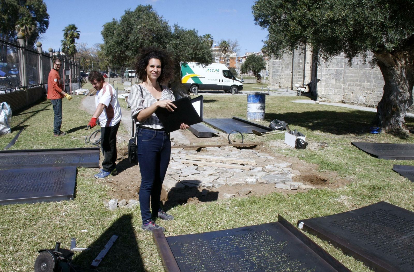 La arquitecta Marta Acale, esta mañana durante la instalación del monumento.