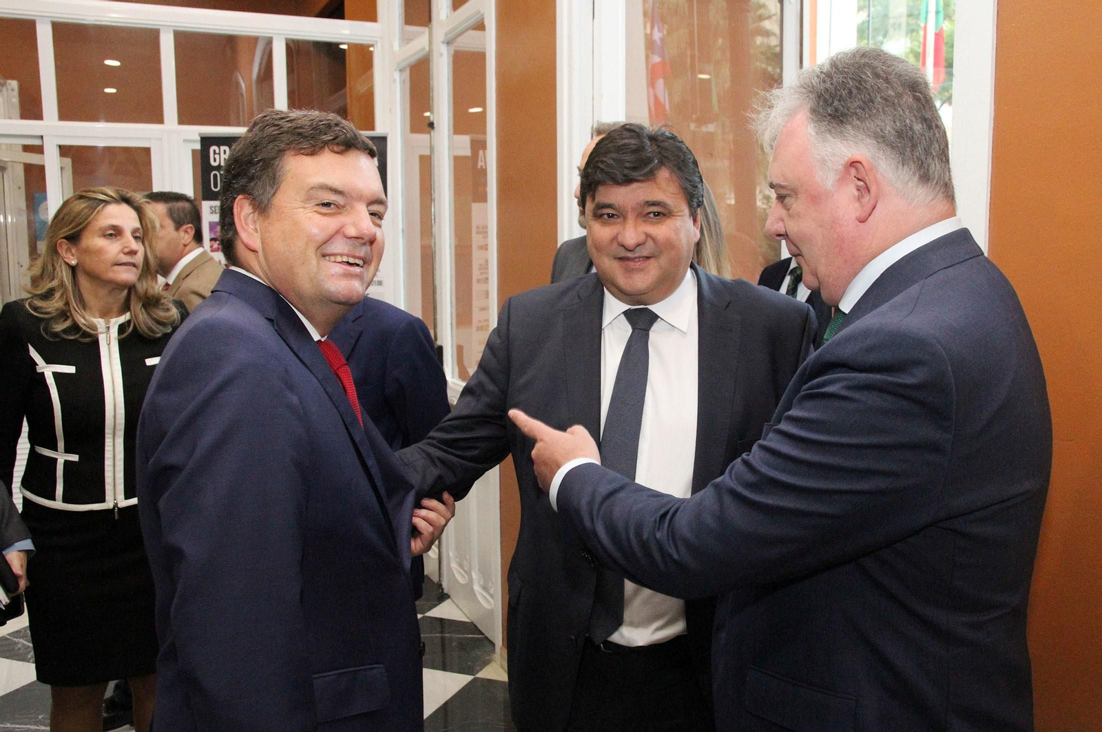 Imágenes de la conferencia y desayuno-coloquio de Gabriel Cruz, alcalde de Huelva