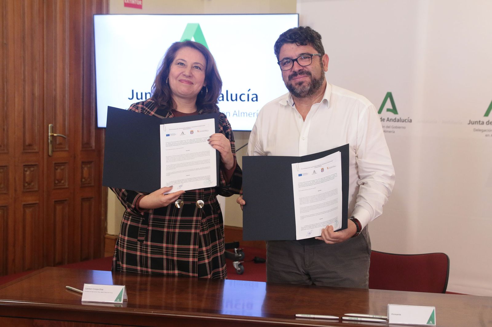 Crespo rubrica el acuerdo con el alcalde de Fiñana.