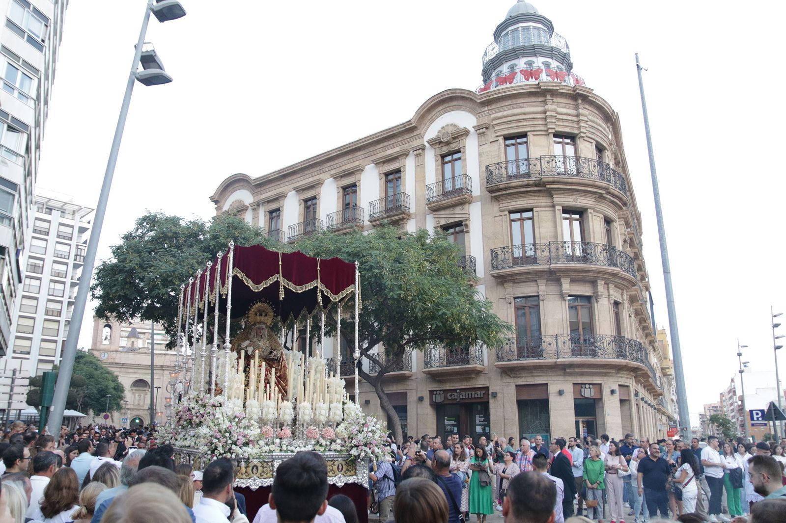 Imágenes de La Magna por las calles de Almería