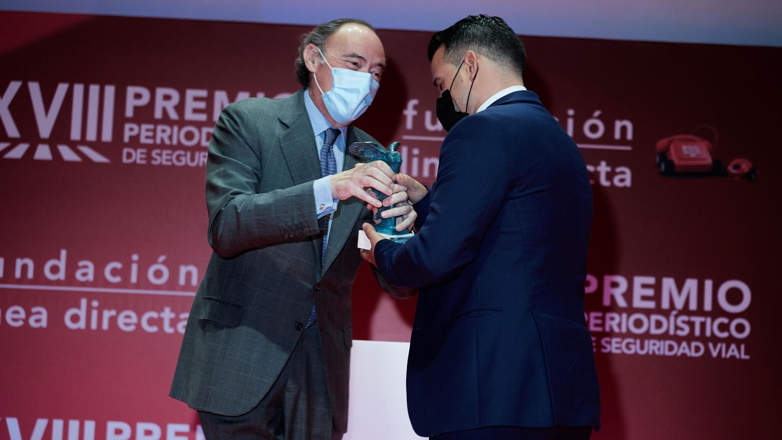 Pedro Guerrero, presidente de Bankinter, durante la entrega del galardón a Iván Gómez