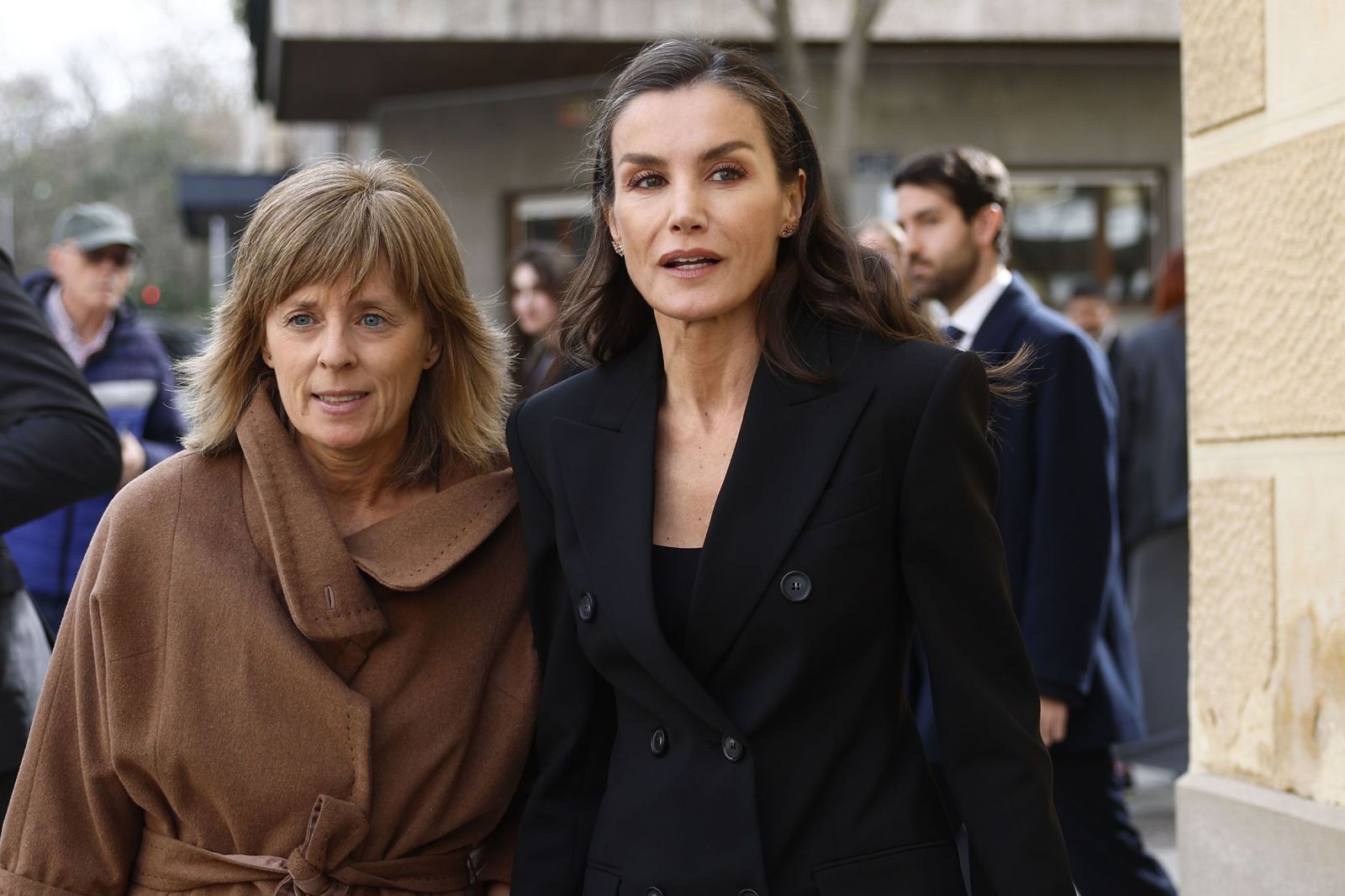 Doña Letizia y su jefa de Secretaría, Marta Carazo, a su llegada a la capilla ardiente