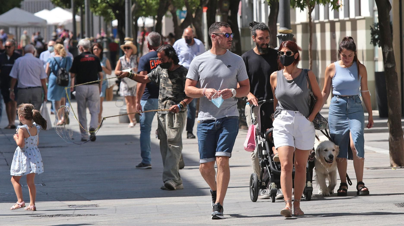 Jerezanos con mascarilla y sin ella ayer por el centro de la ciudad.