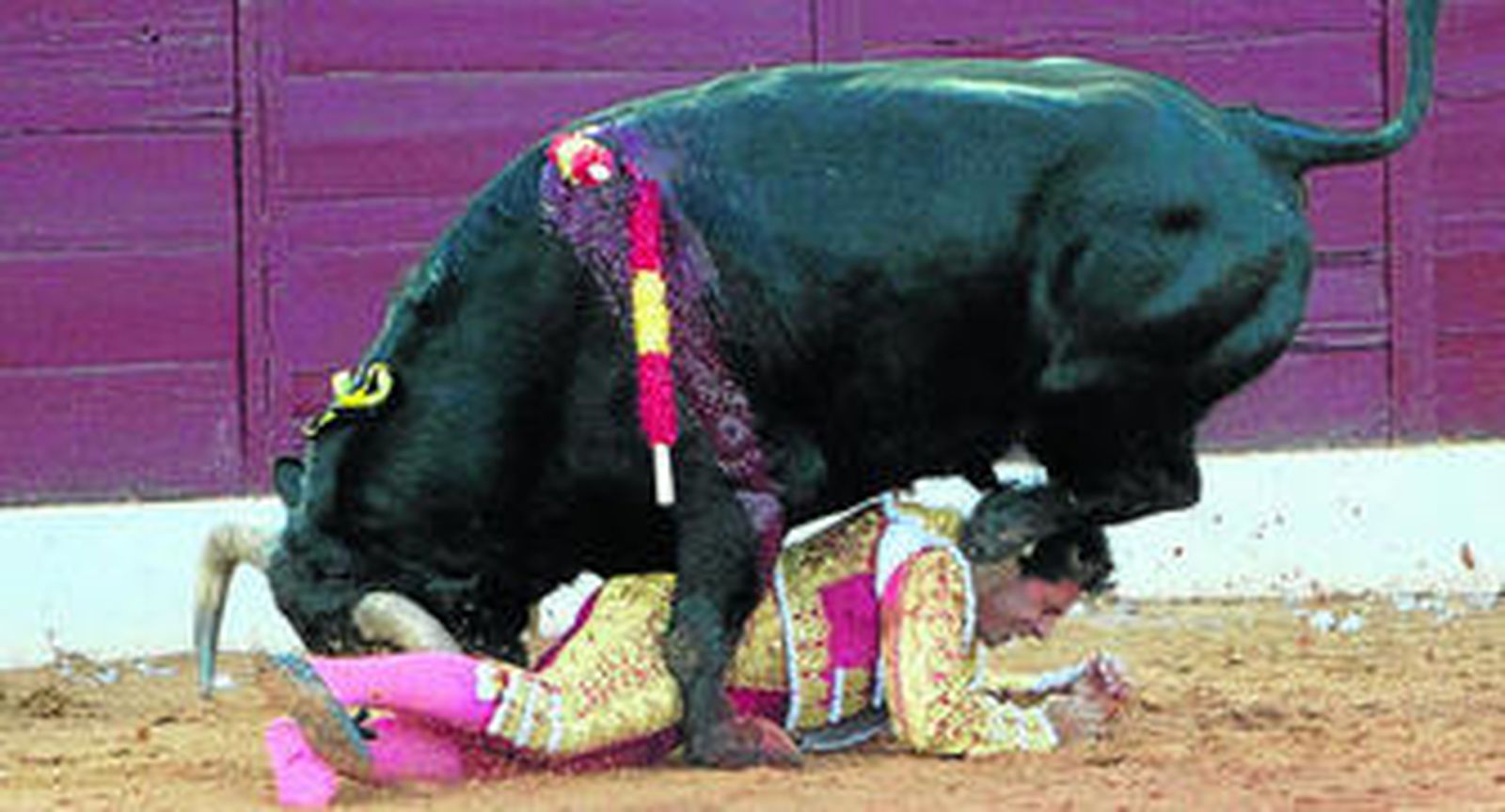 Rivera Ordóñez, cogido en banderillas, sufrió una dura paliza de su segundo, ayer en Olivenza.