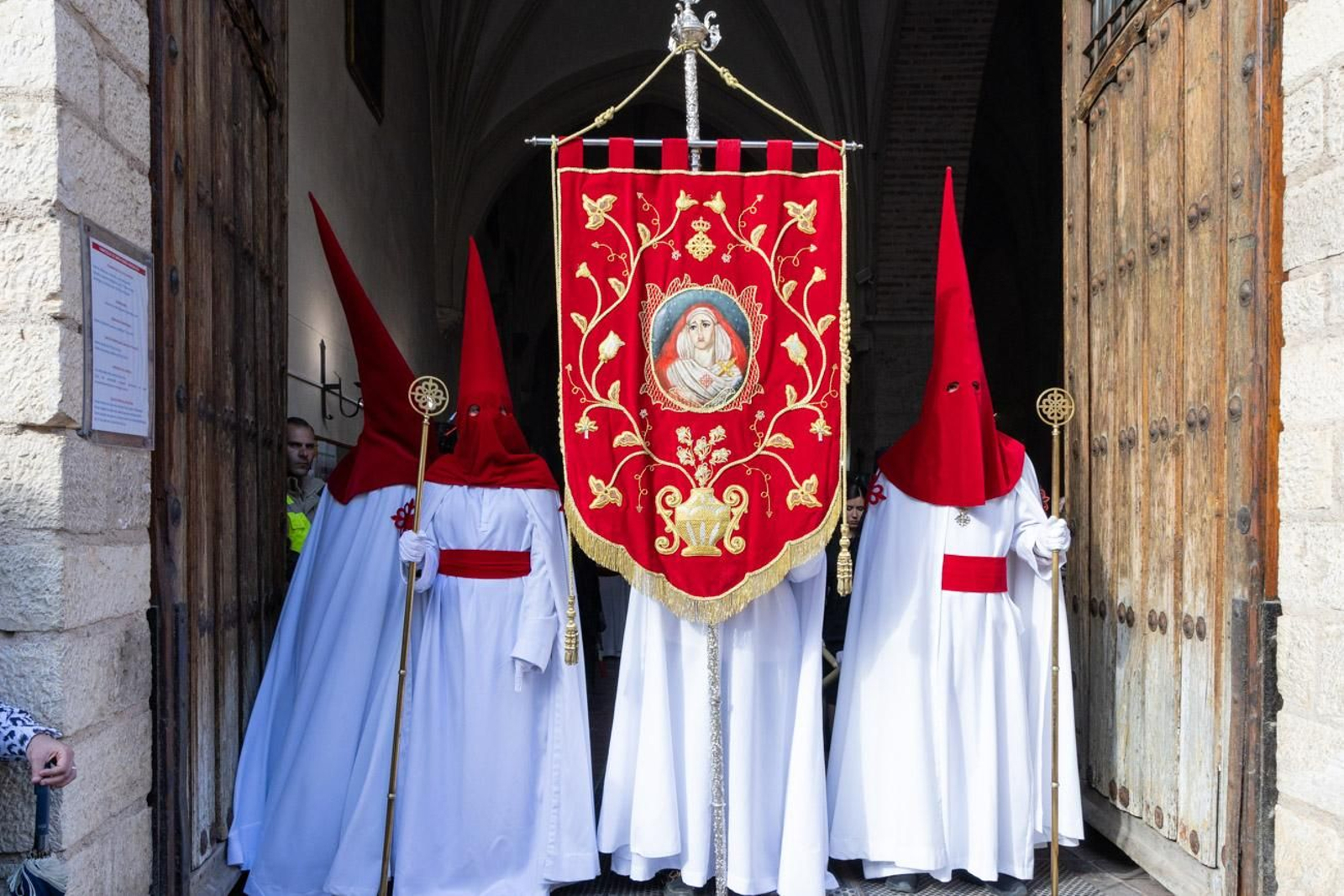 La temida lluvia impide el desarrollo normal de este Martes Santo