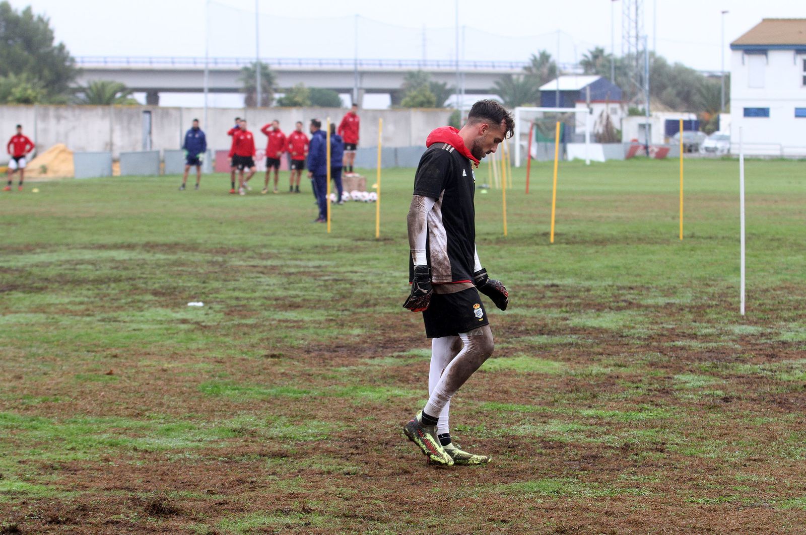 Marc Martínez mira con resignación al césped de la Ciudad Deportiva.