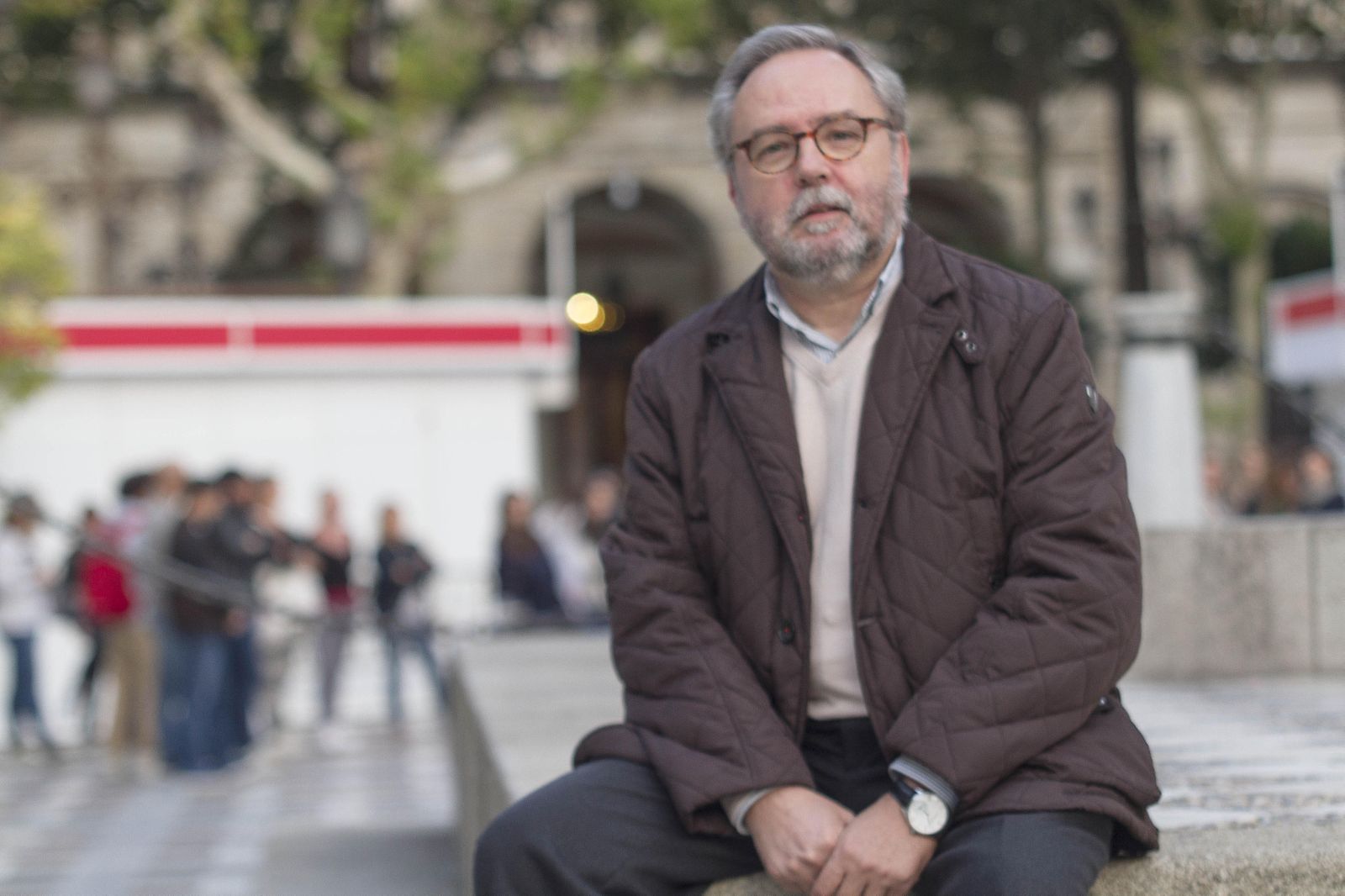 Mariano Pérez de Ayala, en el pedestal de la estatua de San Fernando, con el Ayuntamiento al fondo.