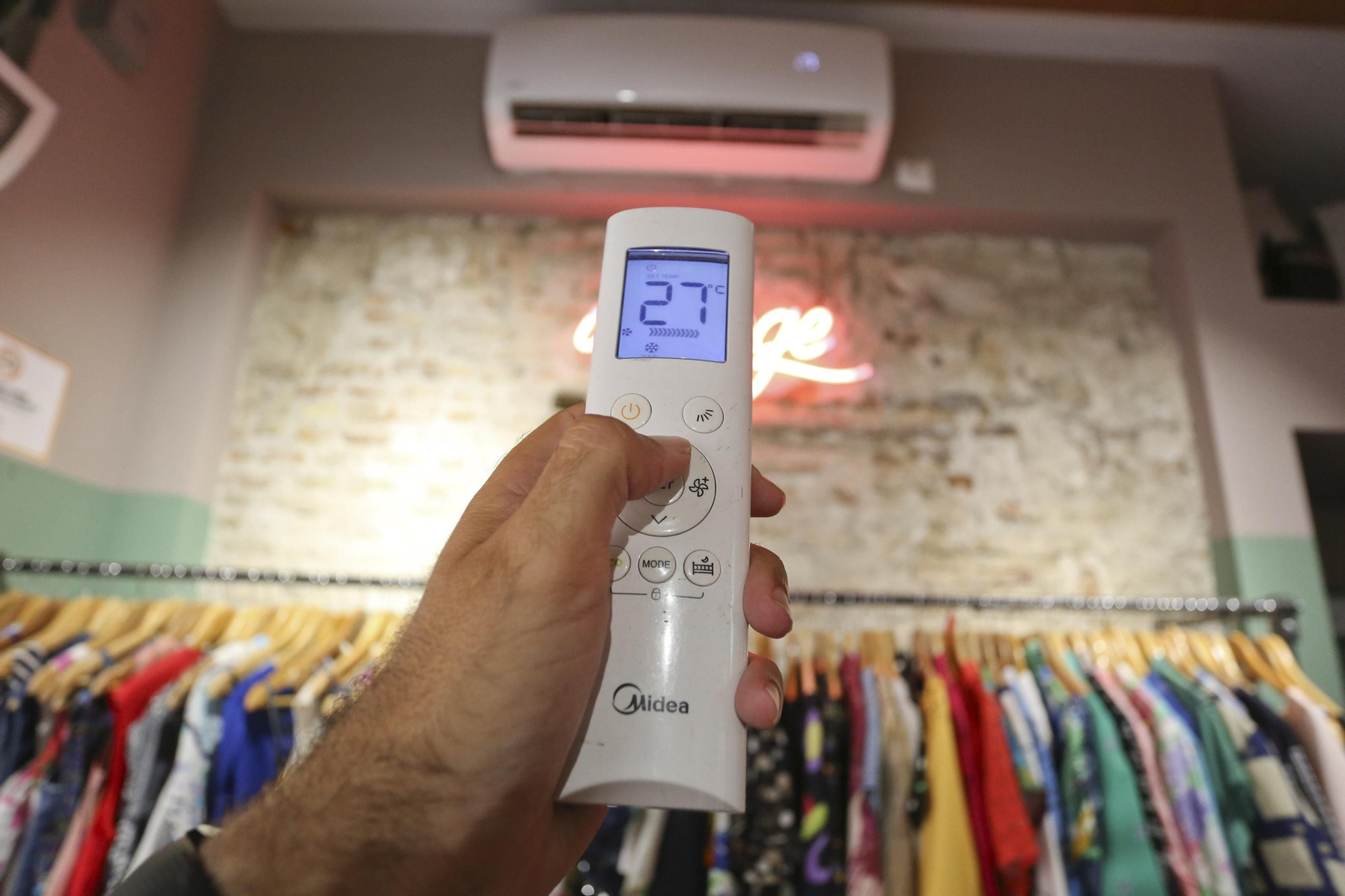 Un hombre gradúa la temperatura en una tienda.