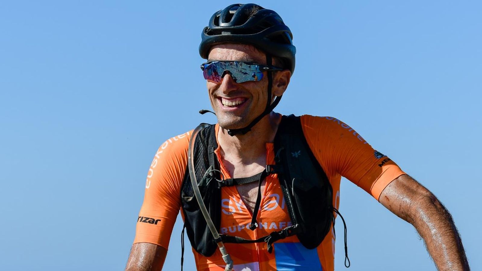 Luis Ángel Maté sonríe por el triunfo en la etapa.