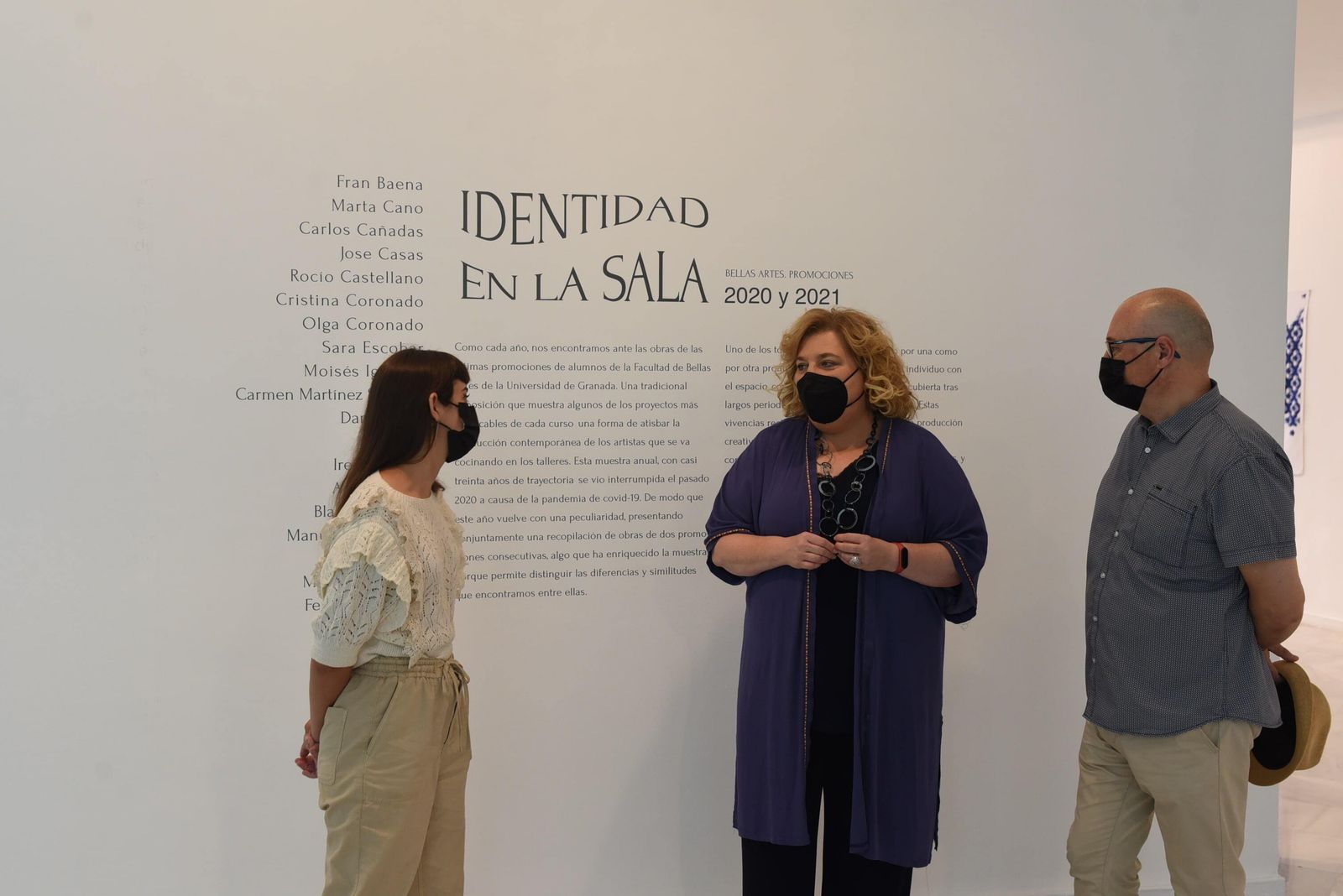 Raquel Victoria, Fátima Gómez y Francisco José Sánchez charlan en la exposición