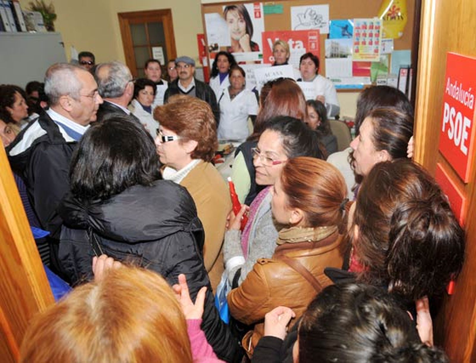 La Policía Local frena el intento de las trabajadoras de Acasa y Limasa de tomar el Consistorio si bien lograron ocupar la sede del grupo municipal del PSOE más tarde

Foto: Manuel Aranda