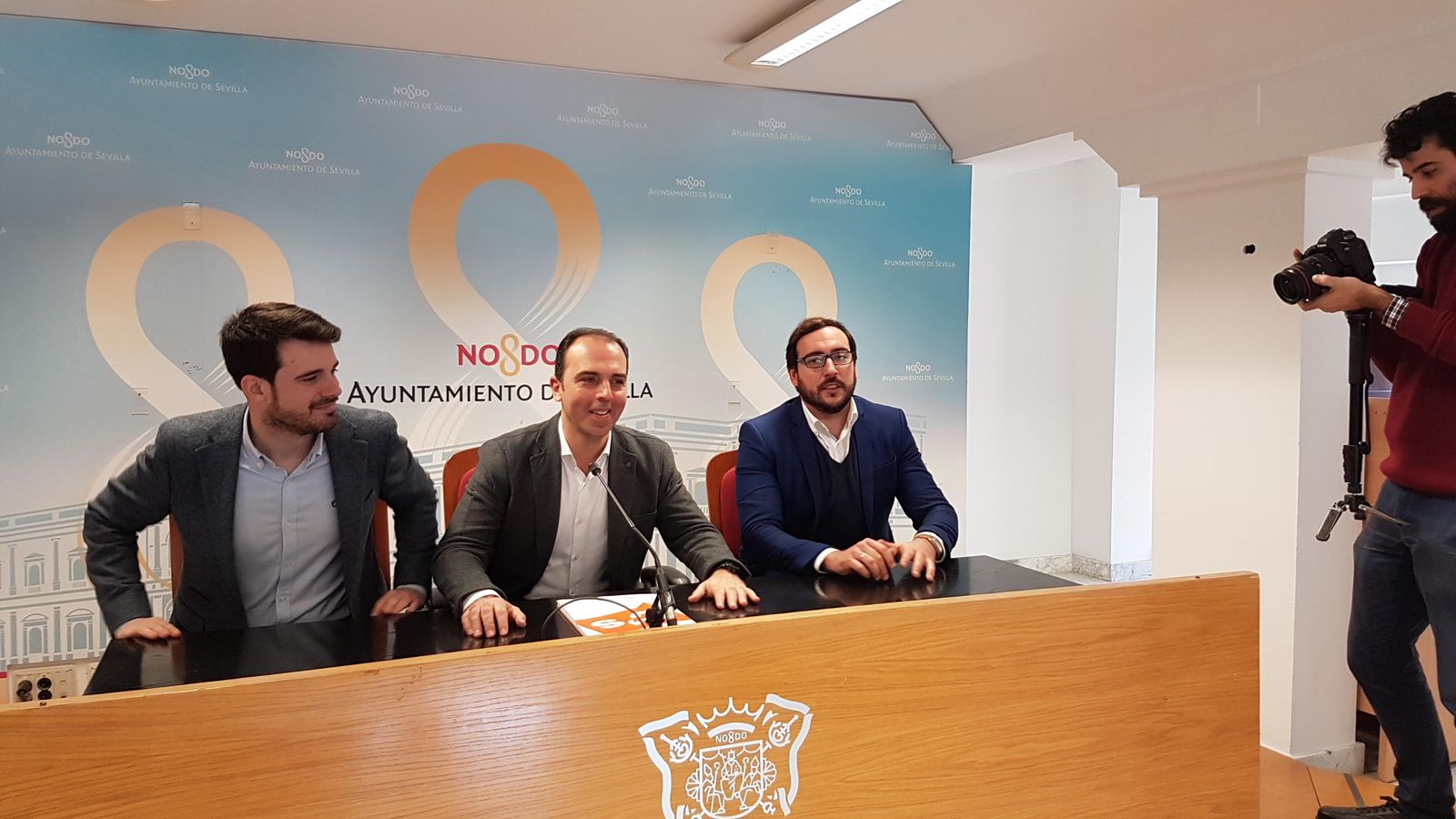 Millán, en el centro, con los otros dos concejales de C'S, durante la rueda de prensa.