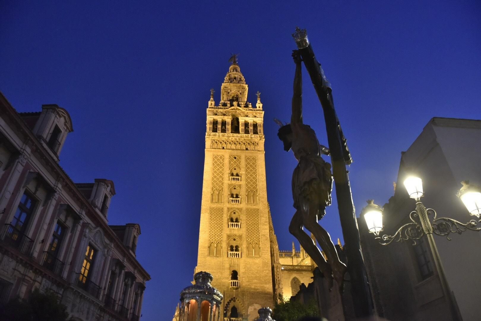 Las imágenes del Vía Crucis de las Cofradías de Sevilla con el Cristo de la Conversión de Montserrat