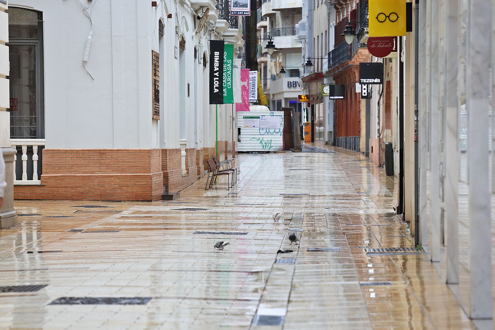 Intensas lluvias y calles desiertas en Huelva por la borrasca Marta