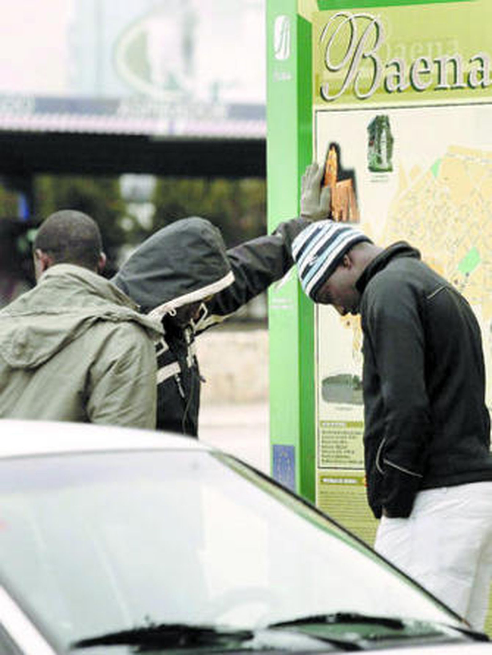 Tres extranjeros sin trabajo vagaban la pasada semana por las calles de Baena.