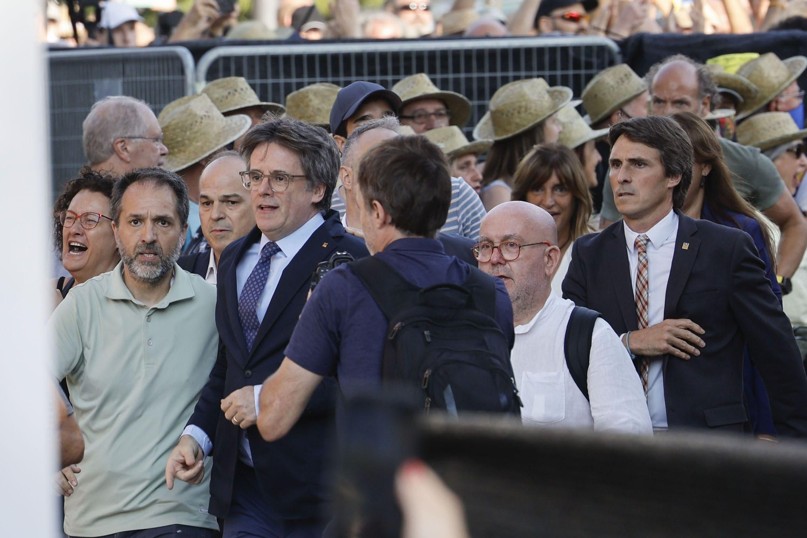Los Mossos alegan que no detuvieron a Puigdemont al principio para evitar desórdenes.