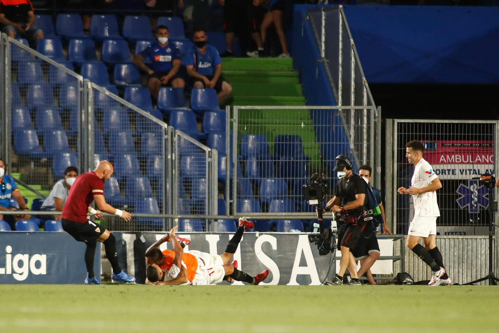 Joan Jordán celebra con Lamela el gol sevillista mientra que Dmitrovic e Idrissi también acuden.
