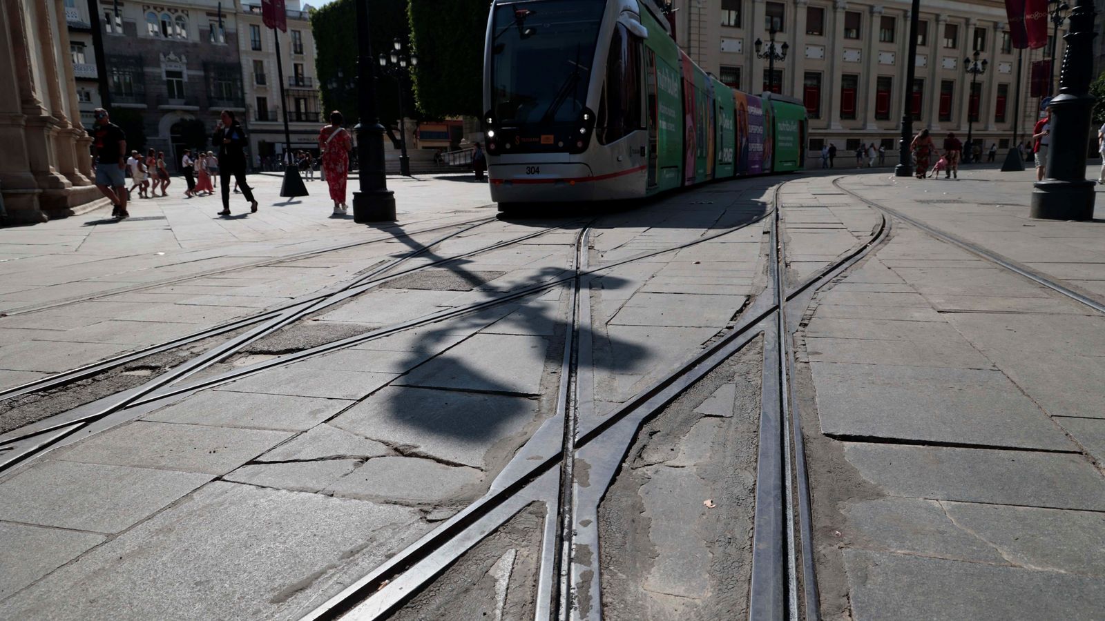 Detalle del mal estado del pavimento vinculado al tranvía