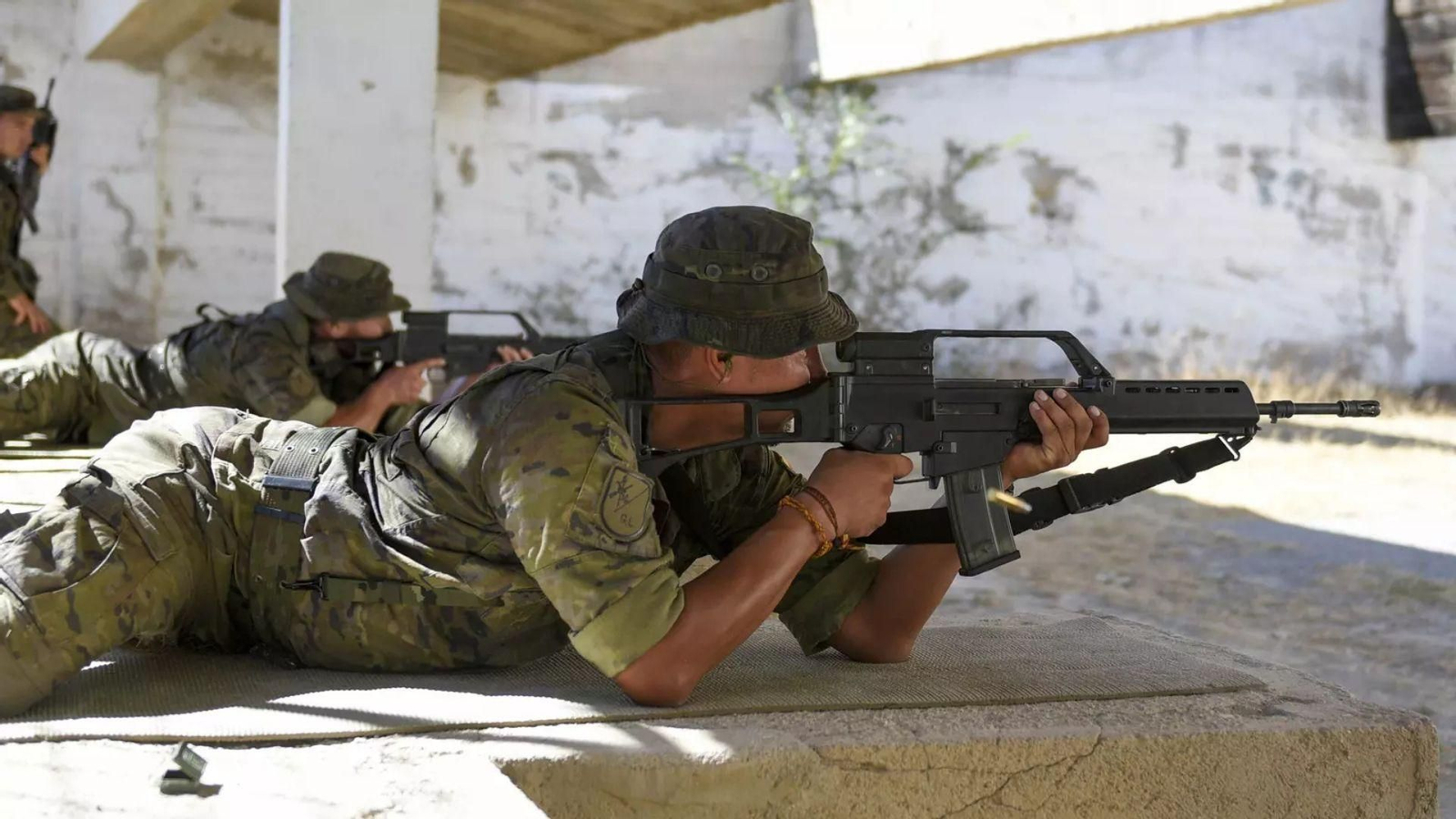 Militares haciendo prácticas de tiro