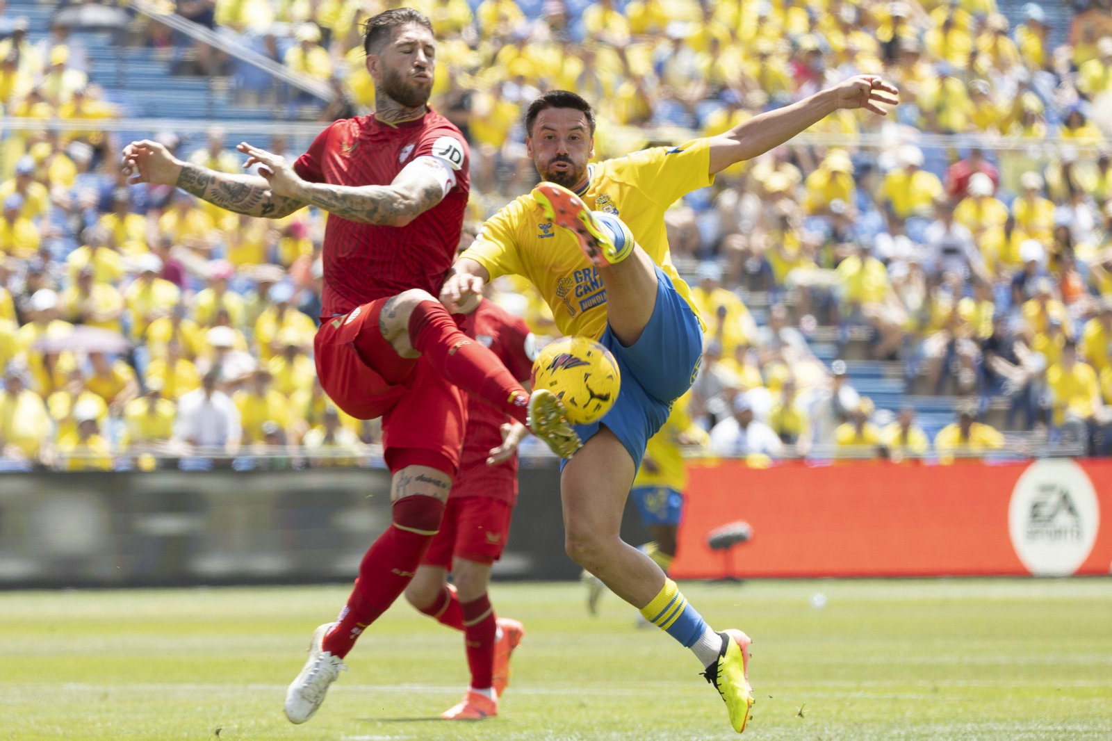 Sergio Ramos, en un lance con Javi Muñoz. Sergio Ramos, en un lance con Javi Muñoz.