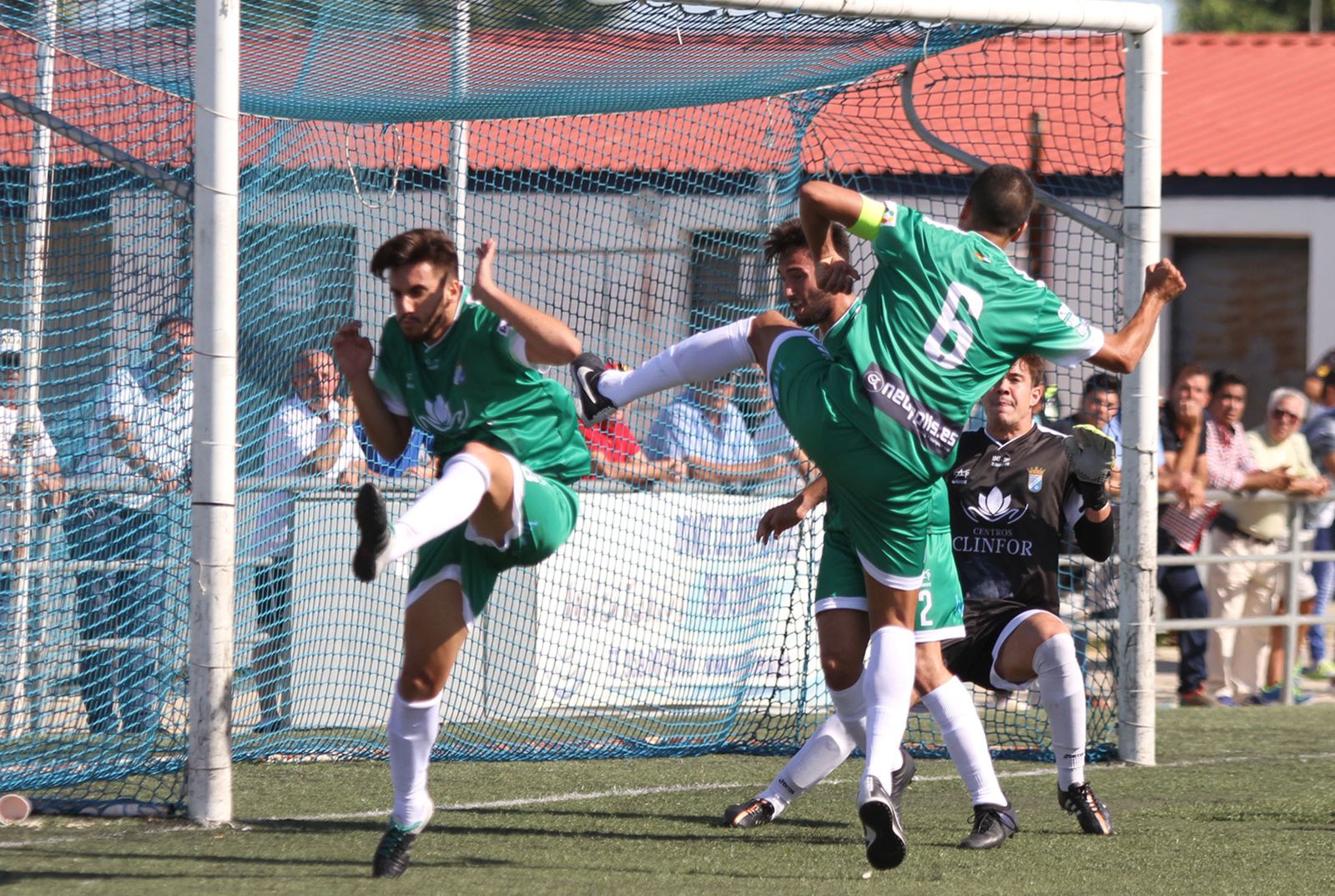 Isra y Alberto levantan la pierna en un saque de esquina con Gonzalo y Álex García atentos al balón.