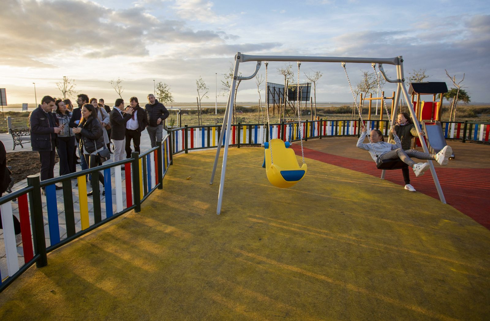 Dos niñas disfrutan de uno de los columpios durante la visita municipal.